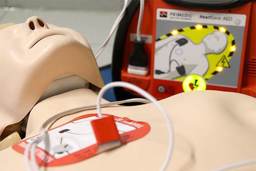 defibrillatore e manichino RCP